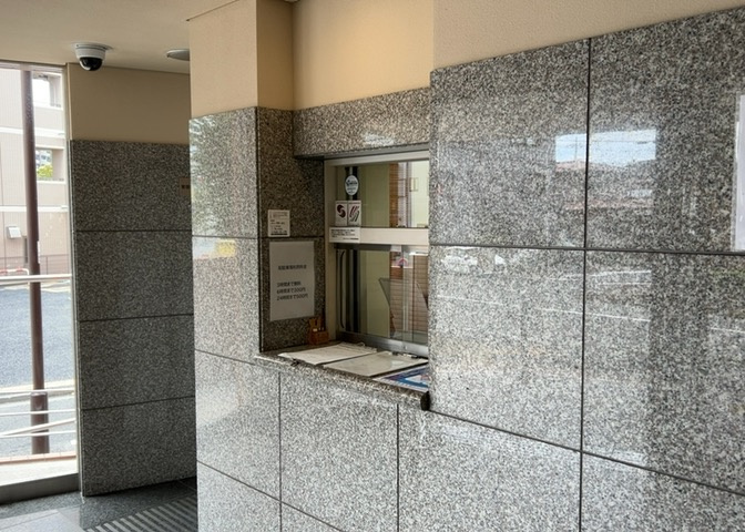 受付はマンションコンシェルジュがいる場合もあれば、管理人が滞在する小部屋を総称して呼ぶことがあります。主にエントランスに設置されていることから、防犯面でも期待ができます。防犯設備がない場合はより安心！