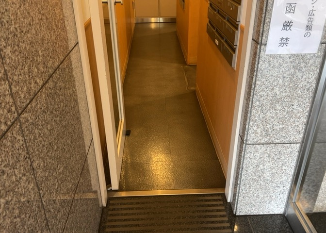 共用部分は、一棟の建物に住む区分所有者全員が共同で所有するとし、共用部分の管理、補修などは、区分所有者で形成される管理組合が行います。個人の判断で勝手に変更することはできませんので覚えておきましょう。