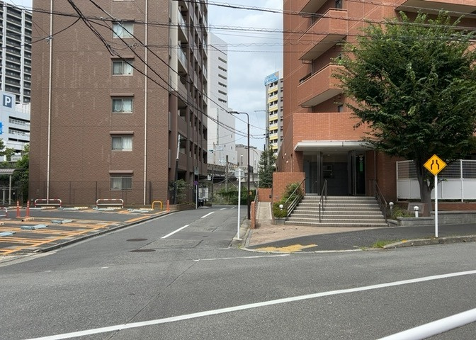 隣家の土地はどうなっているのか、生活利便施設が近くにあるのか、学校まで近いかなど、お客様のライフスタイルにあわせたイメージが重要です。また、近くにあると困る施設が近くにないかも確認するといいでしょう。