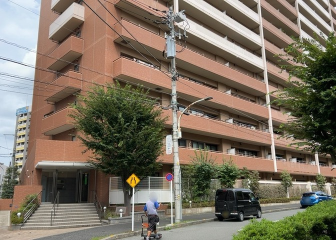 眺望の良さを楽しめるダイニングキッチンで家族団らんの時間を過ごしてはいかがでしょうか。バルコニーから見える景色を家族で眺める時間は、時間が経つのを忘れてしまいそうですね。是非、現地を見に行きましょう！