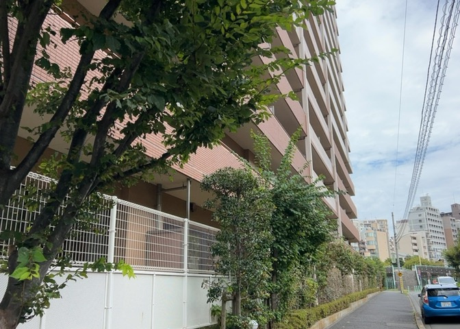 共有部分は、住民なら誰もが使える設備のこと。例えば駐車場やエレベーター、インターネット設備、セキュリティ設備などがあります。他にも、マンションの廊下・外部階段やエントランス・ゴミ置き場などがあります。