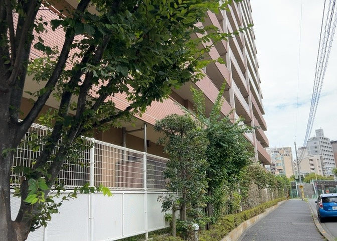 共用部分は、一棟の建物に住む区分所有者全員が共同で所有するとし、共用部分の管理、補修などは、区分所有者で形成される管理組合が行います。個人の判断で勝手に変更することはできませんので覚えておきましょう。