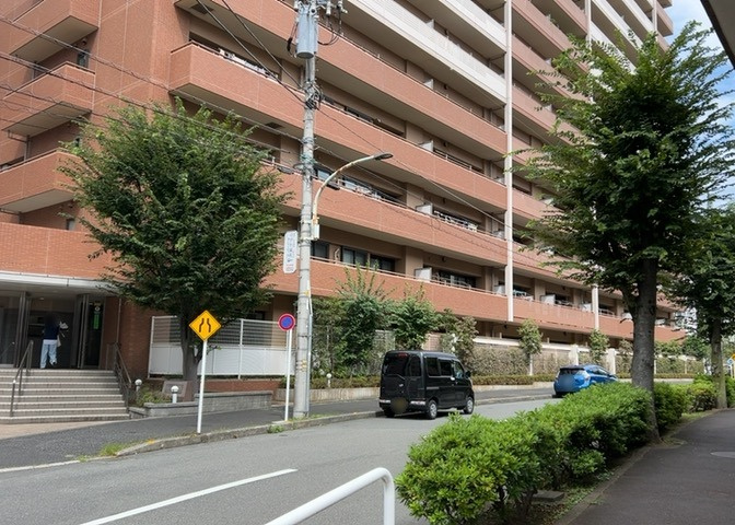 外観はマンション管理がされているかの目安になります。築年数が古いと、壁面は劣化してひび割れが生じることも！建物が古びていても細かいところが修繕されていると、きちんと管理されているなぁと感じるでしょう。