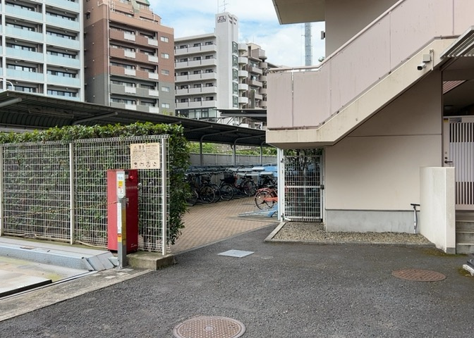 車一台あたりに必要なスペースは、標準サイズの普通自動車で横幅2m50cm、長さ5mは必要になります。ただし、乗降のことも考慮して横幅3m30cm、長さ5m50cmほどは確保できるところを選びましょう。