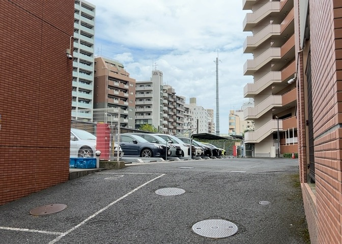 駐車場と明記されていても、最小スペースでつくられた駐車場だと大型車は駐車できなかったり、出入りしにくくなったりする可能性があります。お車のサイズと購入したい物件の駐車場のサイズを現地で確認しましょう。