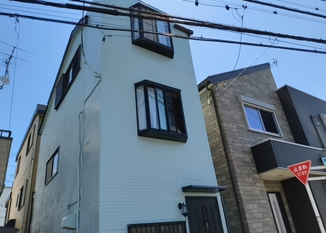 バルコニーは、室外の専用スペースのうち、「屋根がなく開放された空間」であるものを指します。ベランダより広いタイプのものが多く、日当たりもよいため家庭菜園などを楽しみたい人にとって適した環境となります。