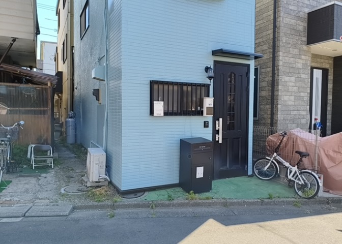 木造住宅とは土台、壁、柱など建築物の強度を支える構造体の材に木が使用されている構造を指します。構造体は建物の自重を支えるだけではなく風圧や水圧、積裁荷重などあらゆる衝撃に耐えるための基礎です。