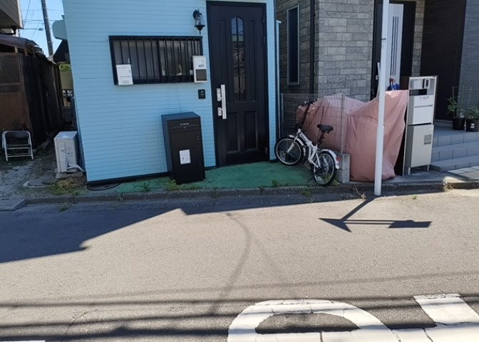 玄関ポーチにおいて最も重視すべきと言っても良いのが広さです。適切な広さの玄関ポーチでないと外見的なバランスは崩れてしまいますし、何より使いにくくなってしまいますので、現地で実際に下見をしてみましょう！