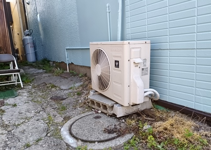 床下換気口は、床下に湿気がこもることを防ぎ、効果的に換気を行うために設置されています。床下換気口が設置されていない建物は、基礎パッキング工法などにより換気を行なっています。詳細は現地でご確認ください。