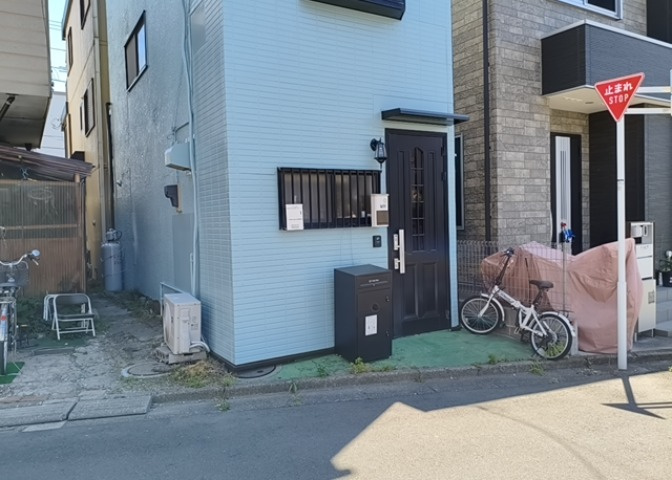 南側道路の場合は長い時間光を入れ込むことができるため、庭やリビングを道路側に持ってくることが多く土地価格も高い傾向にあります。一方北側道路だとリビングや庭が南側になりプライバシーを守ることができます。
