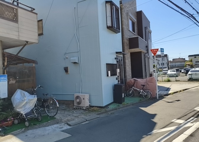 東側道路の場合は居室を南向きに設計しやすいため、朝日が入りやすいというメリットがあります。一方、西側道路も東側同様に居室を南向きに設計しやすいのですが、住宅地だと朝日が入りにくいという弱点があります。