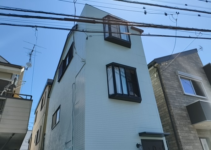 バルコニーは、建物内から室外へ楽に出入りできる便利なスペースです。また、バルコニーには手すりを付けることが義務付けられており、手すりの高さは110cm以上で施工することが建築基準法で定められています。