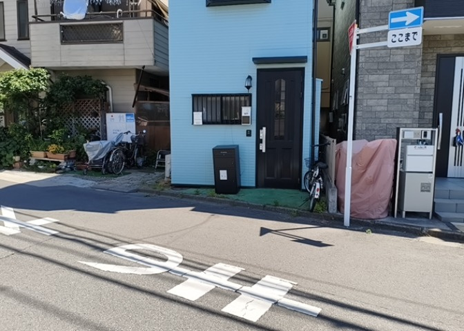 住宅用の土地では前面道路に2m以上接していなければならないと法律で定められています。しかし、お持ちの車のサイズやライフスタイルなどにより、2mでは利便が悪い場合もございますので、事前に確認しましょう。