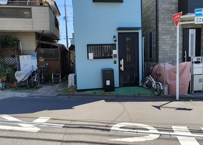 道幅が広い場所は日当たりや風通が良好です。幅が広いのですれ違いも可能ですし大きな車でも駐車可能！一方で、大型車が通ることも多くなるため交通量の増加により騒音に繋がります。また土地の値段が高くなります。