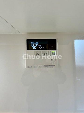 【給湯リモコン】外での一日を忘れさせてくれるオートバス機能でお好みの湯量・温度に調整された浴槽。