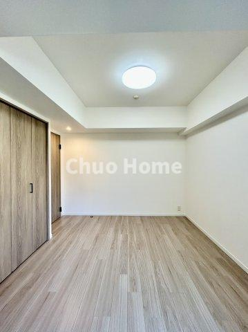 【寝室】心と体をゆったりと安らげる主寝室。寝室のゆとりが大きい分だけ、暮らしの安らぎは深まります。一日の疲れを癒すだけでなく、ご夫婦の親密な語らいを紡ぎ出します