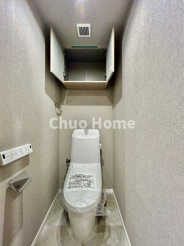【トイレ】　収納スペースをしっかりと確保した温水洗浄便座機能付きトイレ。温水洗浄便座は清潔にお使いいただくための大切なアイテムです。