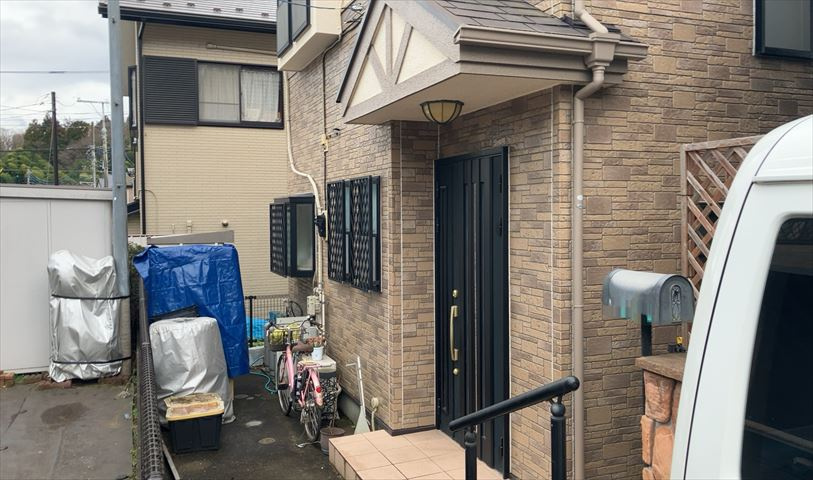 玄関は家の顔でもあり、家族以外の目にも止まる場所です。玄関は外との間を仕切る扉、靴などをしまっておく収納スペース、靴脱ぎのたたきスペース、来客とのやり取りをするドアホンなど複数のアイテムからなります。