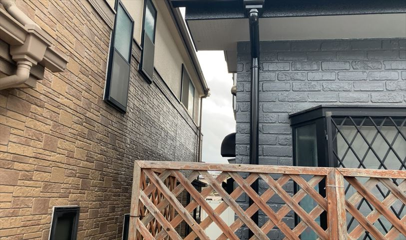 バルコニーは、室外の専用スペースのうち、「屋根がなく開放された空間」であるものを指します。ベランダより広いタイプのものが多く、日当たりもよいため家庭菜園などを楽しみたい人にとって適した環境となります。