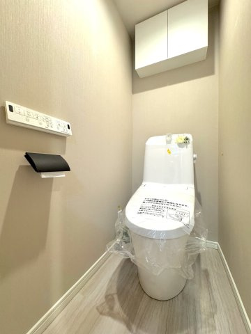 トイレも新規交換。毎日使う場所だからこそ、新品で清潔なのが嬉しいポイントですね。温水機能付きで、いつでも快適にお使いいただけます。お手入れがしやすいのも魅力です。