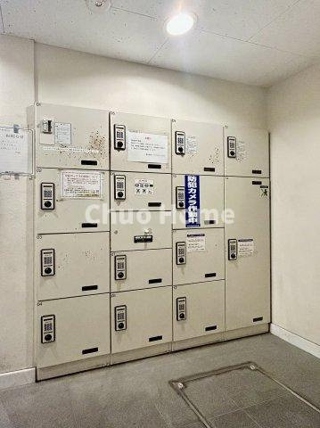 【宅配ボックス】在宅時・不在時に関わらず、居住者の代わりに非対面で宅配物を受け取ってくれる便利な設備です。わかりやすくご説明致しますので見学時にはお部屋だけではなく共用部分もぜひチェックしてください。