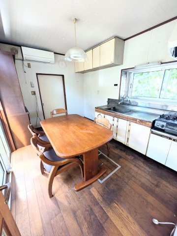 お料理に集中しやすい6帖のダイニングキッチン！窓があるため換気がしやすく、お部屋に匂いがこもりにくいのが嬉しいポイント。食器棚や冷蔵庫もスッキリと配置できるゆとりがあります。