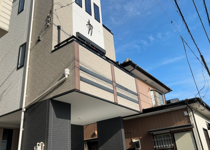 バルコニーは、室外の専用スペースのうち、「屋根がなく開放された空間」であるものを指します。ベランダより広いタイプのものが多く、日当たりもよいため家庭菜園などを楽しみたい人にとって適した環境となります。