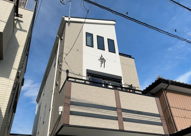 木造住宅とは土台、壁、柱など建築物の強度を支える構造体の材に木が使用されている構造を指します。構造体は建物の自重を支えるだけではなく風圧や水圧、積裁荷重などあらゆる衝撃に耐えるための基礎です。