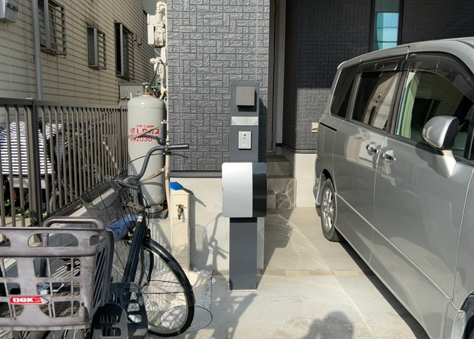 建物の基礎工事の方法は、主流となっているベタ基礎（防湿基礎）と布基礎の2種類に分類され、床下の通気性や耐久性などに違いがあります。建物の基礎部分の構造や付帯設備など詳細については現地でご確認ください。