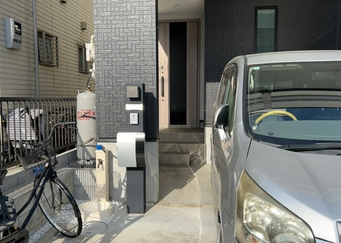 玄関ポーチにおいて最も重視すべきと言っても良いのが広さです。適切な広さの玄関ポーチでないと外見的なバランスは崩れてしまいますし、何より使いにくくなってしまいますので、現地で実際に下見をしてみましょう！