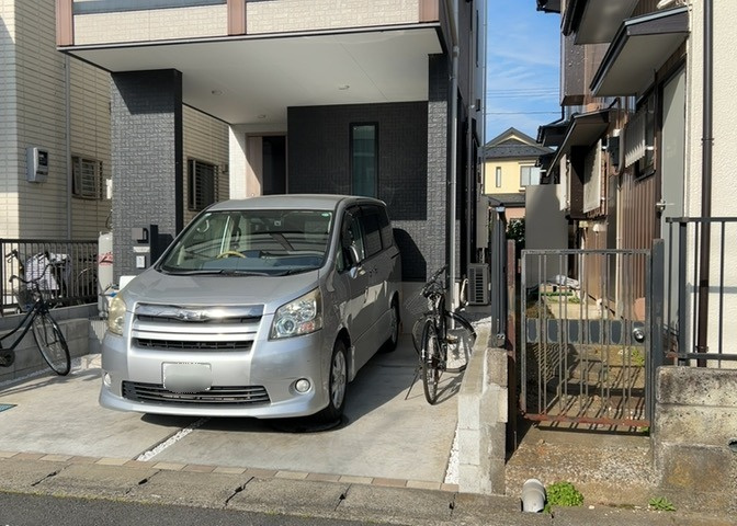 床下換気口は、床下に湿気がこもることを防ぎ、効果的に換気を行うために設置されています。床下換気口が設置されていない建物は、基礎パッキング工法などにより換気を行なっています。詳細は現地でご確認ください。