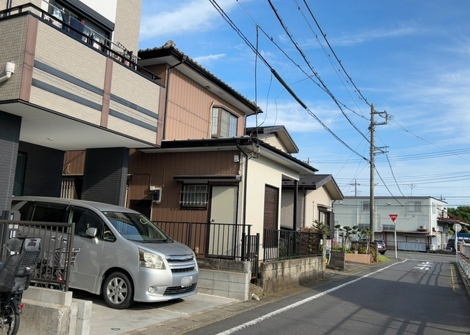南側道路の場合は長い時間光を入れ込むことができるため、庭やリビングを道路側に持ってくることが多く土地価格も高い傾向にあります。一方北側道路だとリビングや庭が南側になりプライバシーを守ることができます。