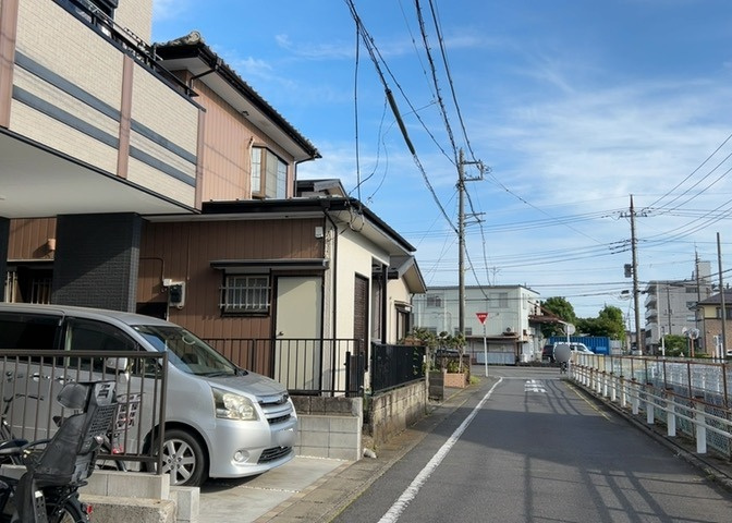東側道路の場合は居室を南向きに設計しやすいため、朝日が入りやすいというメリットがあります。一方、西側道路も東側同様に居室を南向きに設計しやすいのですが、住宅地だと朝日が入りにくいという弱点があります。