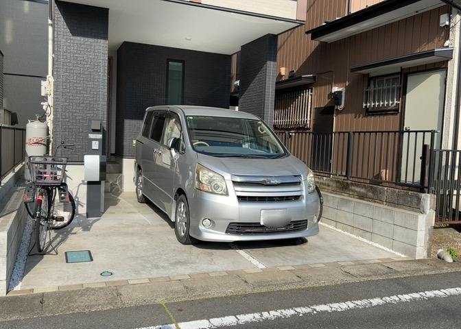 車一台あたりに必要なスペースは、標準サイズの普通自動車で横幅2m50cm、長さ5mは必要になります。ただし、乗降のことも考慮して横幅3m30cm、長さ5m50cmほどは確保できるところを選びましょう。