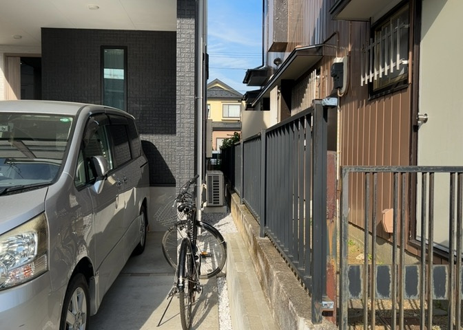 庭のある家に住むことのメリットとして、子どもたちの遊び場を確保できること、ガーデニングや家庭菜園を楽しめること、明るさを確保できることがあります。また、配置を工夫することでプライバシーが確保できます。