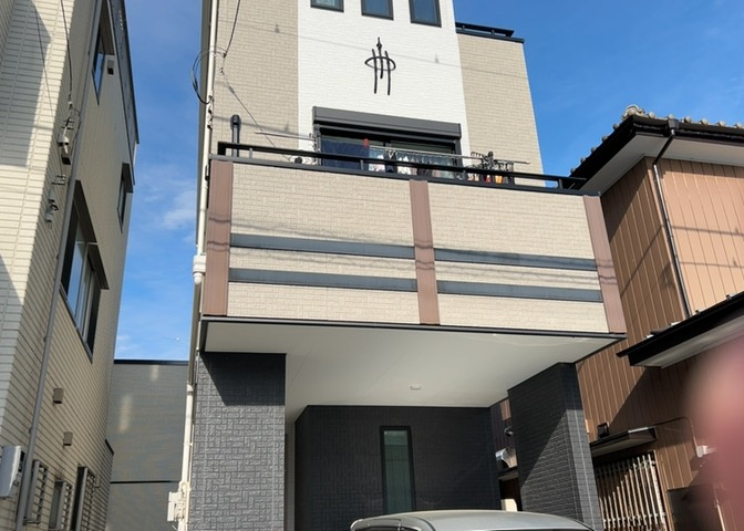 バルコニーは、建物内から室外へ楽に出入りできる便利なスペースです。また、バルコニーには手すりを付けることが義務付けられており、手すりの高さは110cm以上で施工することが建築基準法で定められています。
