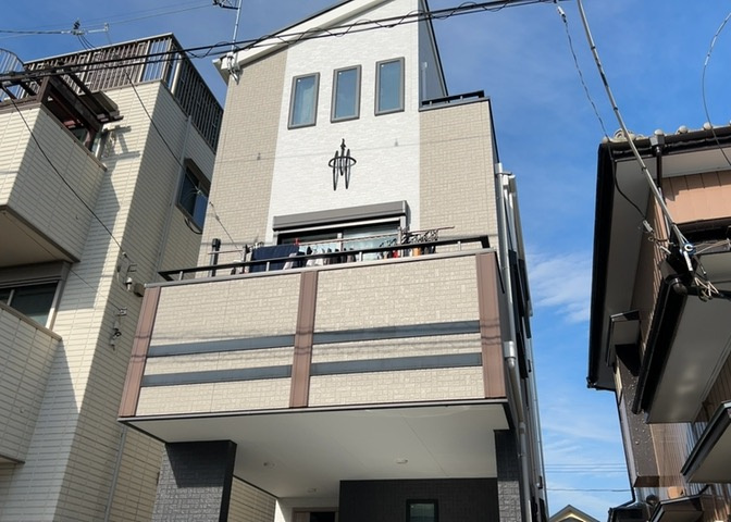 両面バルコニーは、バルコニーそのものの機能というよりかは設置の仕方による名称です。複数のバルコニーを東西や南東などの相対する場所に設置することで、通風や採光が確保しやすくなるというメリットがあります。
