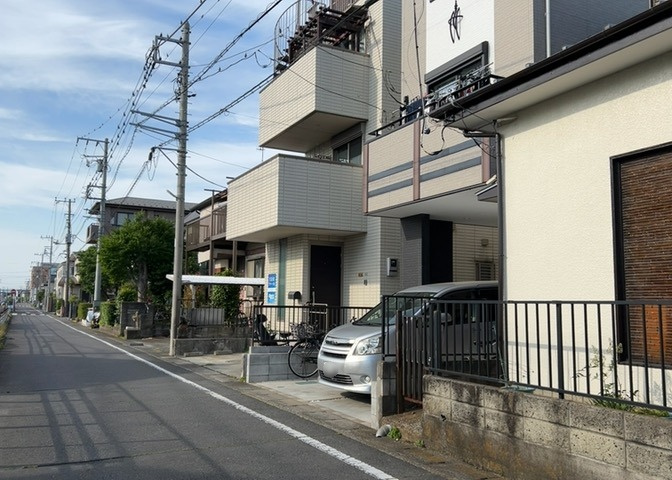 住宅用の土地では前面道路に2m以上接していなければならないと法律で定められています。しかし、お持ちの車のサイズやライフスタイルなどにより、2mでは利便が悪い場合もございますので、事前に確認しましょう。