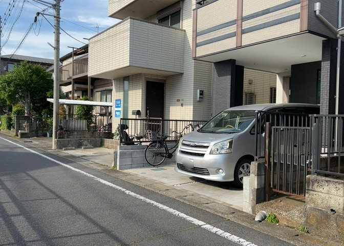 道幅が広い場所は日当たりや風通が良好です。幅が広いのですれ違いも可能ですし大きな車でも駐車可能！一方で、大型車が通ることも多くなるため交通量の増加により騒音に繋がります。また土地の値段が高くなります。