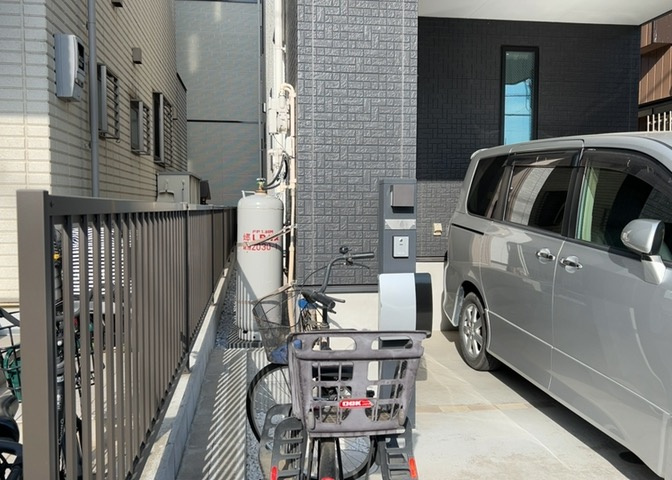 庭があることでガーデニングや家庭菜園はもちろん、こどもの遊び場やペットを放して遊ぶことができます。また、家の周囲に余裕があるということです。隣地との間があれば、十分な日当たりと、風通しが確保できます。