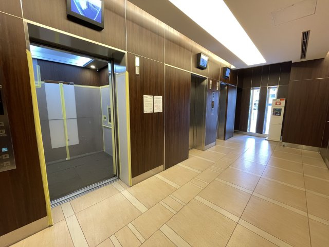 重たい荷物を持っていても、エレベーターがあれば安心です。　