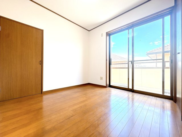 2F5帖の南東洋室になります♪日当たりがとても良好です♪