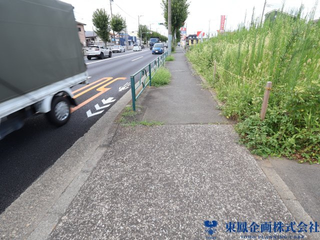 歩道が整備された道路沿いで、歩行時も安心。