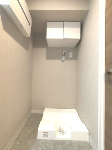 【室内洗濯機置き場】　上部のキャビネットにランドリーグッズなどを収納できます。