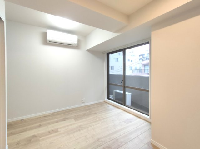 【洋室約5.5帖】　収納力がたっぷりのこちらのお部屋は主寝室向き。出かける準備や大切なお荷物を保管したりと便利にお使いいただけます。