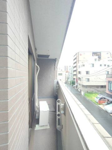 【バルコニー】　南東向きバルコニー。朝日をしっかり浴びることができます。