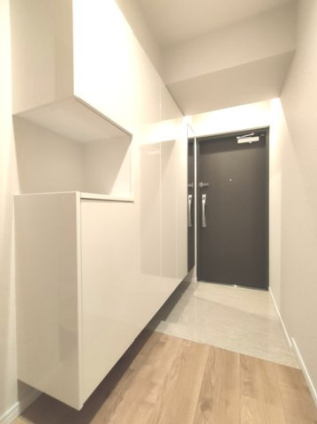 【玄関】　白でまとめられた清潔感のある玄関。住戸の顔として、いつでも整えておきたい空間に嬉しい大容量の収納がございます。