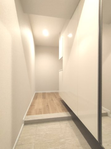 【廊下】　美しい木目が暮らしに温もりと安心感を与えてくれます。