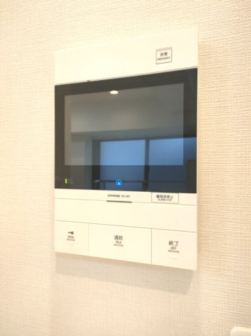 【TVモニター付きインターフォン】　訪問者の顔を見ることができるので、安心してドアを開けられます。