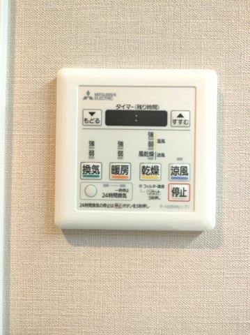 【浴室乾燥機】　冬場の冷え込む浴室をあたためたり、梅雨時の洗濯物を乾かしたりと、生活に便利な設備を備えております。